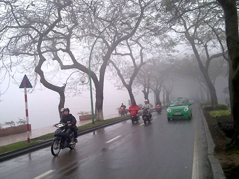 Khu vực Hà Nội mưa nhỏ, mưa phùn và sương mù, trời lạnh với nhiệt độ cao nhất 22-24 độ C. (Ảnh minh họa)