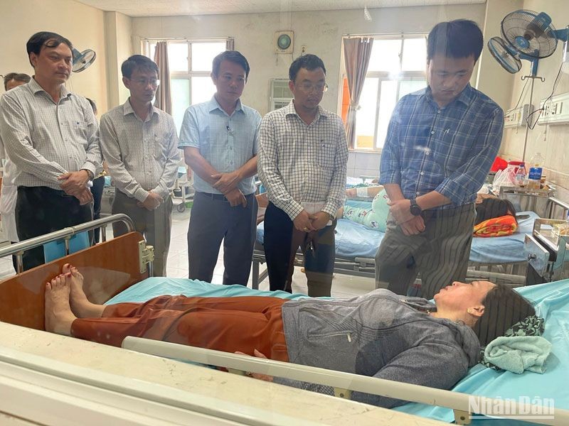 Lãnh đạo thành phố Quảng Ngãi thăm các nạn nhân đang điều trị tại Bệnh viện Trung ương Quảng Nam.