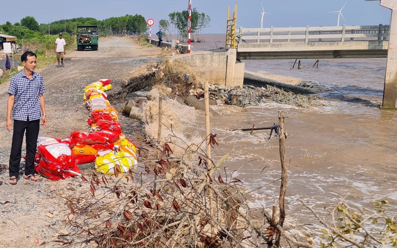 Sạt lở đê biển đe dọa cuộc sống của nhân dân địa phương.