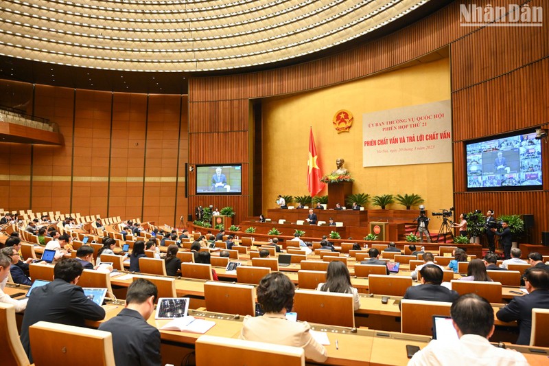 Phiên chất vấn và trả lời chất vấn được tổ chức tại phòng họp Diên Hồng - Nhà Quốc hội và kết nối trực tuyến với 62 đoàn đại biểu Quốc hội tại các tỉnh, thành phố.