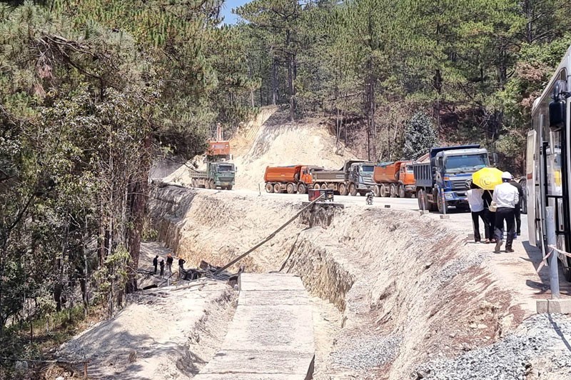 Nhà thầu huy động gần 100 đầu thiết bị và 450 nhân lực để đẩy nhanh tiến độ thi công.