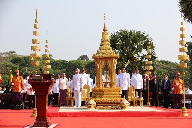 Quốc vương Campuchia Norodom Sihamoni chủ trì nghi lễ xin lửa thiêng. (Ảnh: Fresh News)