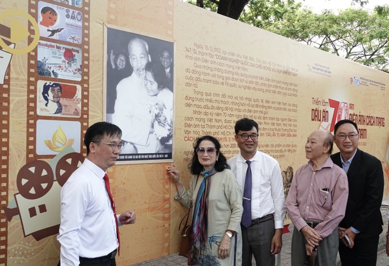 Nghệ sĩ Nhân dân Trà Giang và các đại biểu bên bức ảnh “Bác Hồ với Nghệ sĩ Nhân dân Trà Giang tại Đại hội Văn nghệ toàn quốc lần thứ III-năm 1962”.