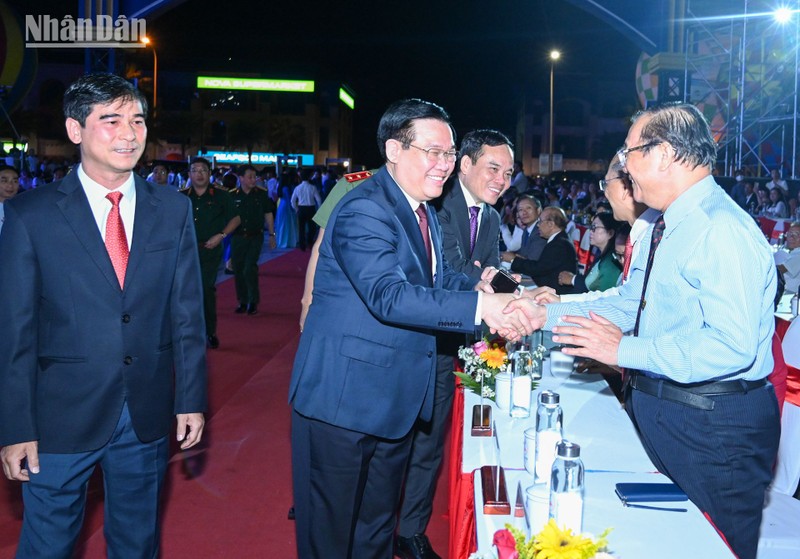 Chủ tịch Quốc hội Vương Đình Huệ với các đại biểu tại Lễ khai mạc Năm Du lịch quốc gia 2023.