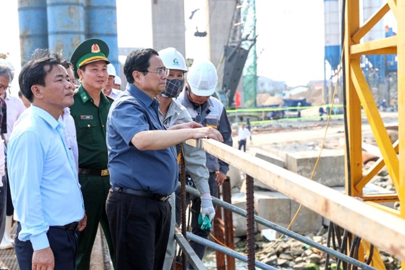 Thủ tướng Phạm Minh Chính kiểm tra tiến độ xây dựng cầu qua cửa biển Thuận An và dự án tuyến đường bộ ven biển Thừa Thiên Huế.