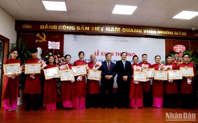 Lãnh đạo Trường đại học Hòa Bình khen thưởng cán bộ, sinh viên đoạt giải cuộc thi.