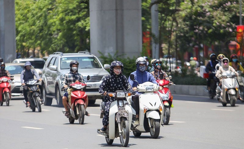 Khu vực Hà Nội ngày nắng nóng và nắng nóng gay gắt, có nơi hơn 38 độ C. (Ảnh minh họa)