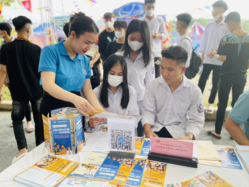 Cán bộ Bảo hiểm xã hội tỉnh Tuyên Quang tuyên truyền, hướng dẫn chính sách bảo hiểm xã hội.