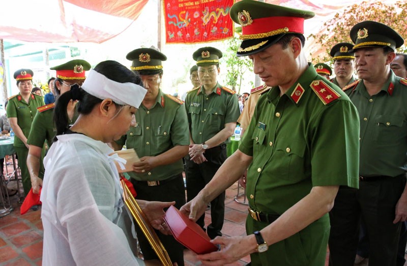 Lãnh đạo Bộ Công an trao Quyết định thăng hàm từ Thiếu tá lên Trung tá đối với Nguyễn Xuân Hào cho vợ đồng chí Hào là người đại diện nhận.