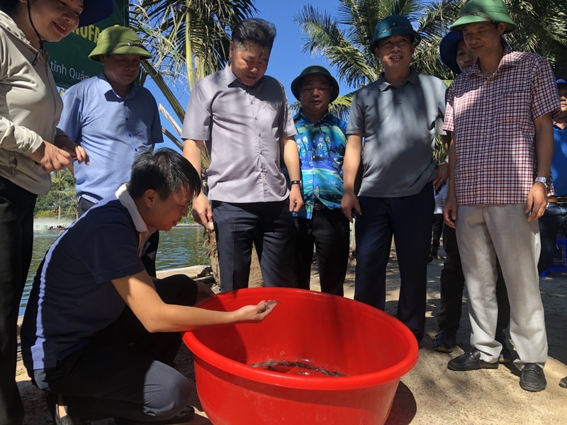 Giám đốc Trung tâm Khuyến nông quốc gia Lê Quốc Thanh thăm mô hình nuôi tôm ở Quảng Bình.