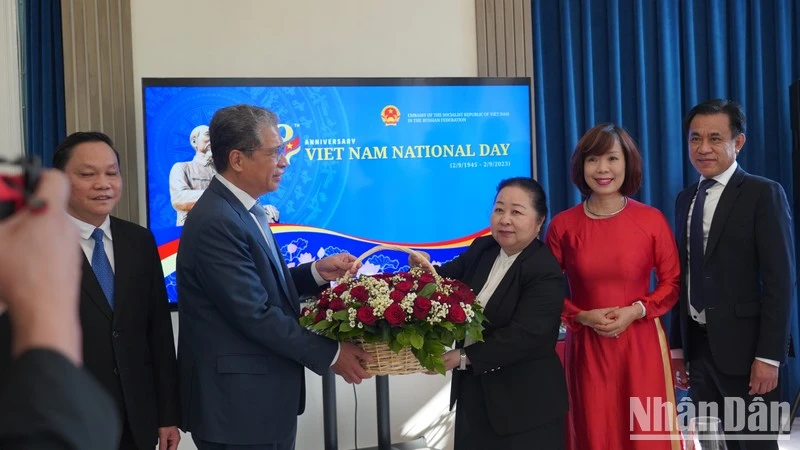 Đại sứ Lào tại Nga Vilavanh Yiapoher tặng hoa chúc mừng Đại sứ Đặng Minh Khôi và toàn thể cán bộ, nhân viên Đại sứ quán Việt Nam tại Nga nhân kỷ niệm 78 năm Quốc khánh Việt Nam. (Ảnh: Xuân Hưng)