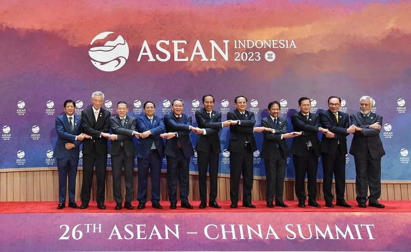 Các nhà Lãnh đạo ASEAN và Thủ tướng Trung Quốc Lý Cường chụp ảnh lưu niệm tại Hội nghị Cấp cao ASEAN - Trung Quốc lần thứ 26. (Ảnh: Tuấn Anh) 
