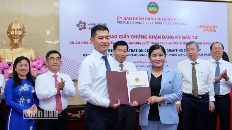 Chủ tịch Ủy ban nhân dân tỉnh Bình Phước Trần Tuệ Hiền trao giấy chứng nhận cho nhà đầu tư dự án vốn FDI 500 triệu USD.