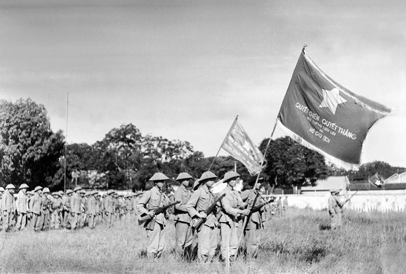 Một đơn vị của Trung đoàn Thủ đô với lá cờ 'Quyết chiến, quyết thắng' của Chủ tịch Hồ Chí Minh tặng tham dự Lễ chào cờ đầu tiên trong Ngày giải phóng Thủ đô, diễn ra tại sân Cột Cờ (nay là Đoan Môn-Hoàng thành Thăng Long) vào lúc 15 giờ ngày 10/10/1954. (Ảnh: Tư liệu TTXVN)