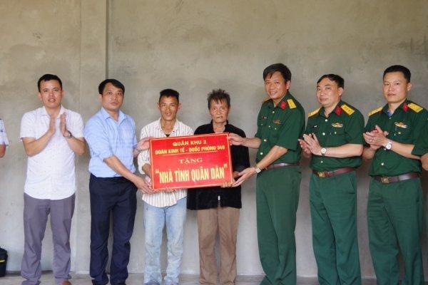 Đại diện Đoàn Kinh tế-Quốc phòng 345 (Quân khu 2) bàn giao "Nhà tình quân dân" tặng gia đình anh Tráng A Lử ở thôn Tỉn Thàng, xã La Pán Tẩn, huyện Mường Khương (Lào Cai).