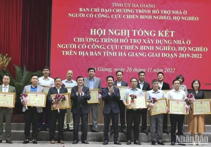 Nguyên Chủ tịch nước Trương Tấn Sang và Bí thư Tỉnh ủy Hà Giang tặng bằng khen cho các tập thể có thành tích trong thực hiện chương trình.