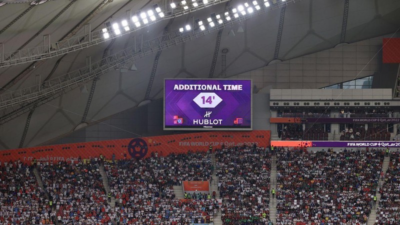 Màn hình thông báo 14 phút bù giờ cuối hiệp 1 trong trận đấu giữa Anh và Iran, tại bảng B World Cup Qatar 2022, ngày 21/11/2022, trên sân vận động quốc tế Khalifa, ở Doha, Qatar. (Ảnh: CNN/Getty Image)