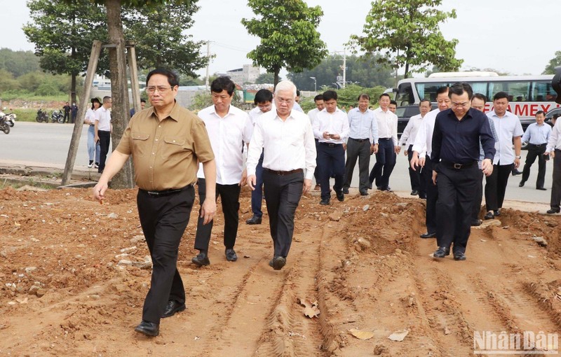 Thủ tướng Chính phủ Phạm Minh Chính khảo sát dự án đường Vành đai 3 đoạn qua Bình Dương tại thành phố Thuận An. 