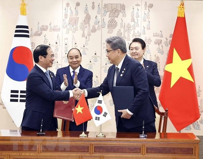 Chủ tịch nước Nguyễn Xuân Phúc và Tổng thống Hàn Quốc Yoon Suk Yeol chứng kiến lễ ký Biên bản ghi nhớ về việc thúc đẩy hợp tác trên cơ sở “Đối tác hợp tác chiến lược toàn diện” giữa Bộ Ngoại giao hai nước. (Ảnh: TTXVN)