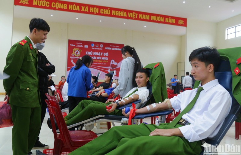 Đoàn viên Công an tỉnh Quảng Bình tham gia hiến máu.