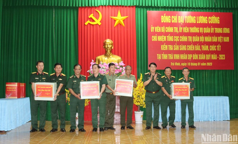 Đại diện các đơn vị lực lượng vũ trang tỉnh Trà Vinh nhận quà Tết của Bộ Quốc phòng.