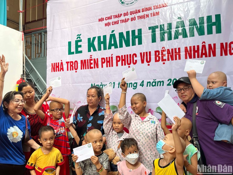 Các bệnh nhi vui vẻ khi nhận quà.