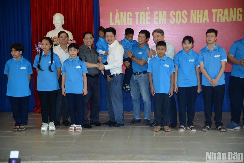 Thủ tướng Phạm Minh Chính chứng kiến đại diện Trường Hy Vọng đón nhận học sinh từ tỉnh Khánh Hòa nhập học Trường Hy Vọng.