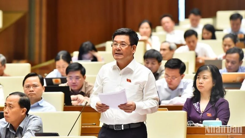 Bộ trưởng Công thương Nguyễn Hồng Diên làm rõ một số vấn đề đại biểu Quốc hội nêu trong phiên thảo luận ở hội trường chiều 1/6. (Ảnh: THỦY NGUYÊN)