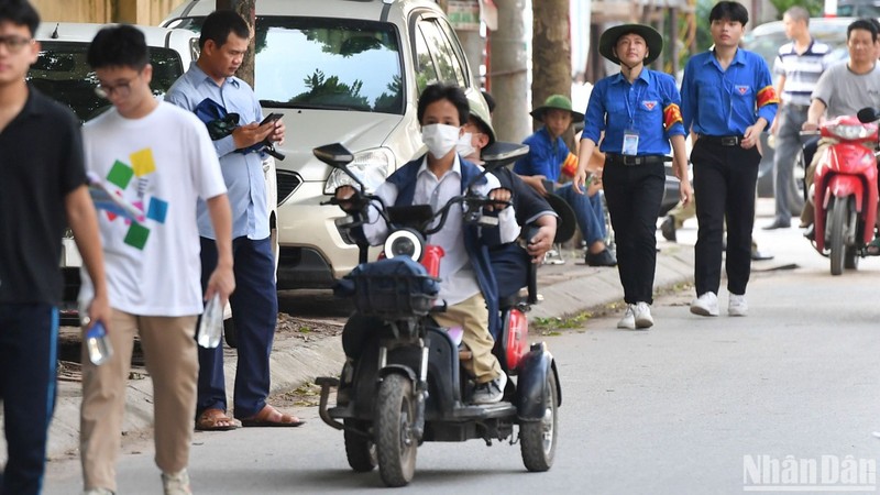 Cặp cha con "xương thủy tinh" cùng nhau tới điểm trường để dệt tiếp ước mơ đại học. (Ảnh: Thành Đạt)