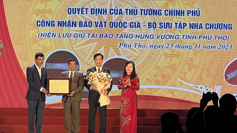 Lãnh đạo tỉnh Phú Thọ trao Quyết định công nhận "Bộ sưu tập Nha chương" là Bảo vật quốc gia.