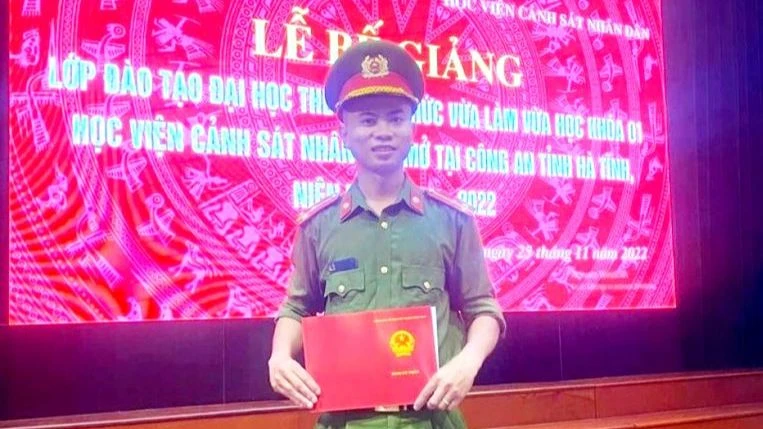 Đồng chí Trần Trung Hiếu nhận văn bằng tốt nghiệp Học viện Cảnh sát nhân dân.