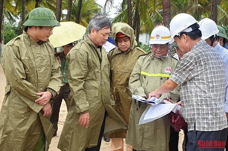 Bộ trưởng Lê Minh Hoan (thứ hai từ phải qua) kiểm tra bờ biển Cửa Đại (Hội An).