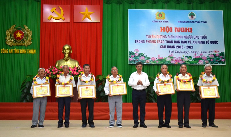 Các cá nhân có thành tích xuất sắc trong phong trào toàn dân bảo vệ an ninh Tổ quốc, giai đoạn 2016-2021 được Ủy ban nhân dân tỉnh Bình Thuận tặng Bằng Khen. 