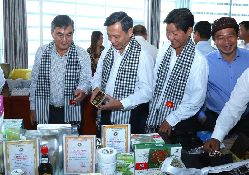Đại biểu tỉnh Ninh Bình, Bạc Liêu, Cà Mau thăm quan sản phẩm OCOP của tỉnh Ninh Bình. (Ảnh: Anh Tuấn)