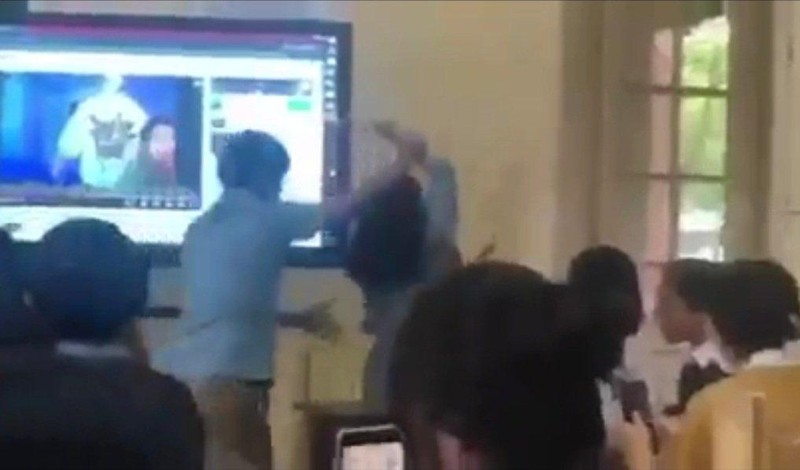 Hình ảnh cắt từ đoạn clip dài 18 giây về sự việc đáng tiếc tại trường THPT Hai Bà Trưng (Huế). 