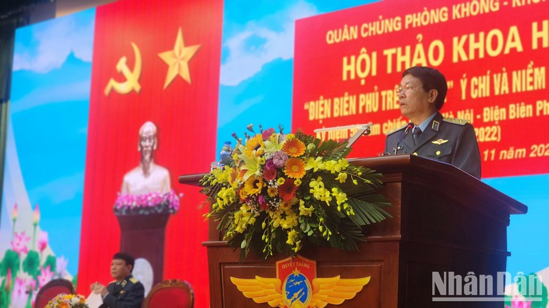 Trung tướng Vũ Văn Kha, Quyền Tư lệnh Quân chủng Phòng không-Không quân phát biểu tại Hội thảo. (Ảnh: SƠN BÁCH)