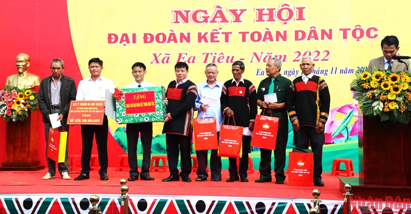 Đồng chí Y Thanh Hà Niê Kđăm, Ủy viên Trung ương Đảng, Ủy viên Ủy ban Thường vụ Quốc hội, Chủ tịch Hội đồng Dân tộc của Quốc hội trao tặng Quỹ vì người nghèo huyện Cư Kuin và tặng quà cho các hộ nghèo xã Ea Tiêu.