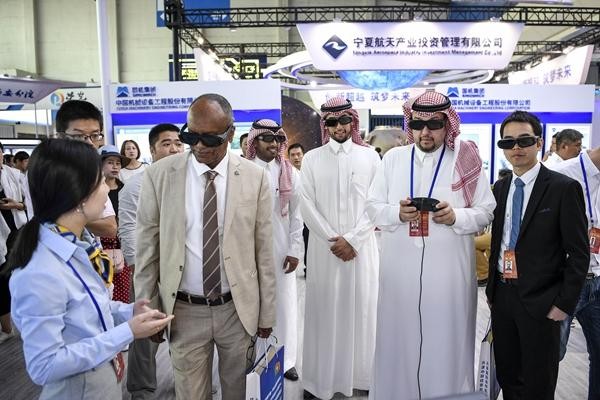 Đại biểu Saudi Arabia tìm hiểu các sản phẩm công nghệ tại Hội chợ triển lãm Trung Quốc-Arab tổ chức tại thành phố Ngân Xuyên, Ninh Hạ. (Ảnh: yicai.com)