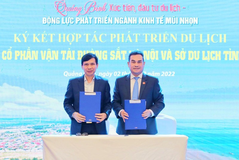 Ký kết hợp tác phát triển du lịch giữa Công ty cổ phần Vận tải đường sắt Hà Nội và Sở Du lịch Quảng Bình. 