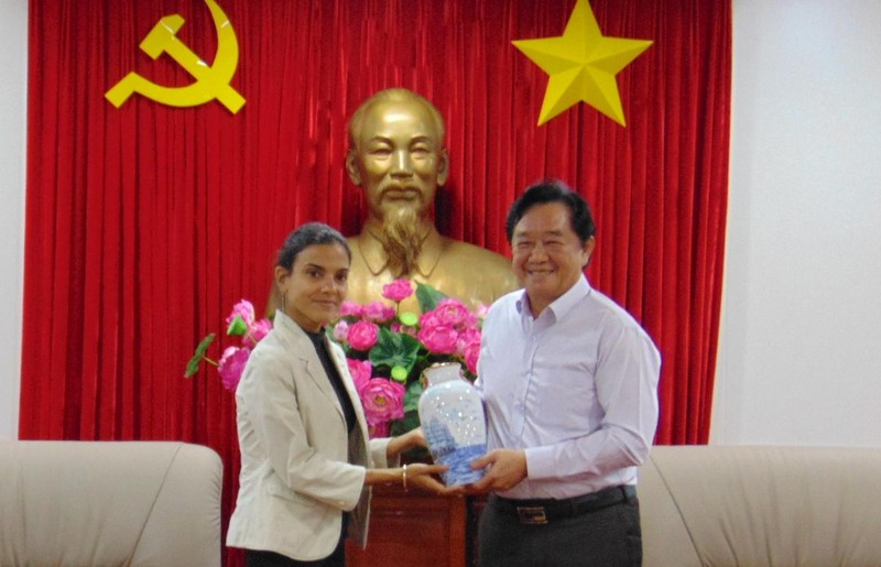 Phó Bí thư Thường trực Tỉnh ủy Bình Dương Nguyễn Hoàng Thao trao tặng quà thủ công mỹ nghệ của tỉnh Bình Dương cho bà Arlin Alberty Loforte, Phó Tổng Biên tập Báo Granma.