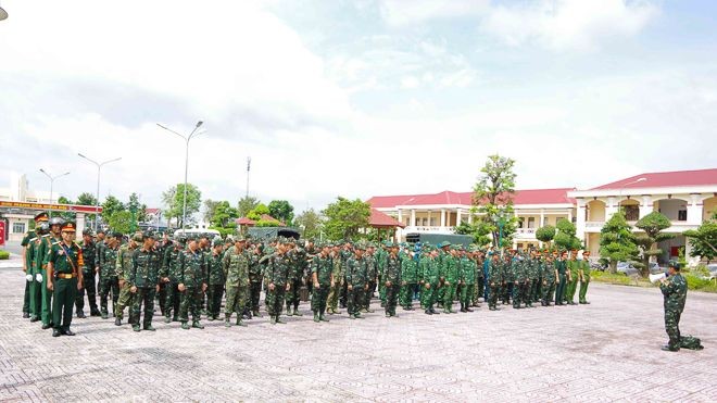 Các lực lượng tham gia cơ động hành, trú quân dã ngoại tại xã Liêu Tú, huyện Trần Đề (Sóc Trăng). (Ảnh: Báo Sóc Trăng) 
