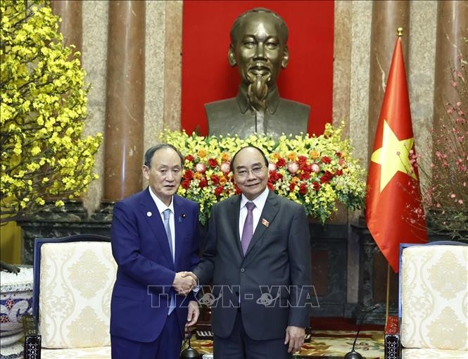 Chủ tịch nước Nguyễn Xuân Phúc tiếp nguyên Thủ tướng Nhật Bản Suga Yoshihide. (Ảnh: TTXVN) 