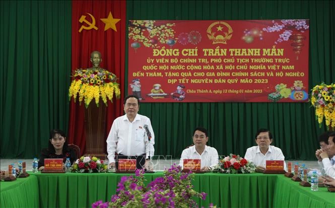 Phó Chủ tịch Thường trực Quốc hội Trần Thanh Mẫn tặng quà gia đình chính sách xã Thạnh Xuân. (Ảnh: TTXVN)