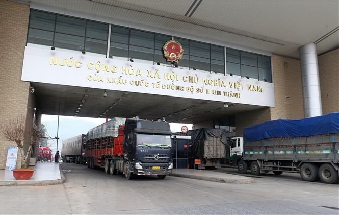 Hoạt động xuất nhập khẩu tại cửa khẩu đường bộ số 2 Kim Thành, Lào Cai. (Ảnh: Quốc Khánh/TTXVN) 