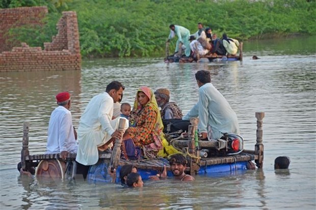 Người dân sơ tán khỏi vùng ngập lụt tại tỉnh Balochistan, Pakistan ngày 8/9/2022. (Ảnh: AFP/TTXVN) 