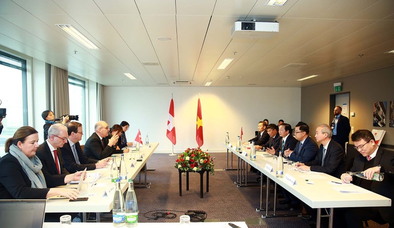 Phó Thủ tướng Trần Hồng Hà đề nghị Bộ trưởng Guy Parmelin cùng phối hợp, tạo điều kiện cho các doanh nghiệp Thụy Sĩ đầu tư kinh doanh lâu dài tại Việt Nam. (Nguồn: VGP) 