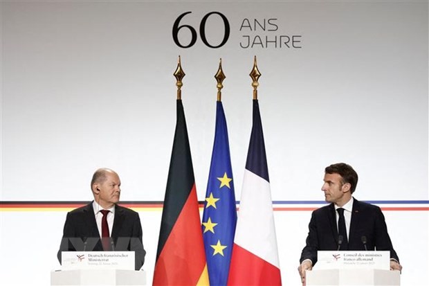 Tổng thống Pháp Emmanuel Macron (phải) và Thủ tướng Đức Olaf Scholz tại lễ kỷ niệm 60 năm Pháp và Đức ký hiệp ước hợp tác thời hậu chiến, ở Paris, Pháp, ngày 22/1/2023. (Ảnh: TTXVN) 