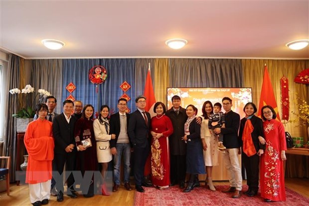 Đại sứ, Trưởng Phái đoàn Lê Thị Tuyết Mai (áo dài đỏ, giữa) chụp ảnh cùng cán bộ, nhân viên của phái đoàn. (Ảnh: Nguyễn Tuấn/Geneva) 
