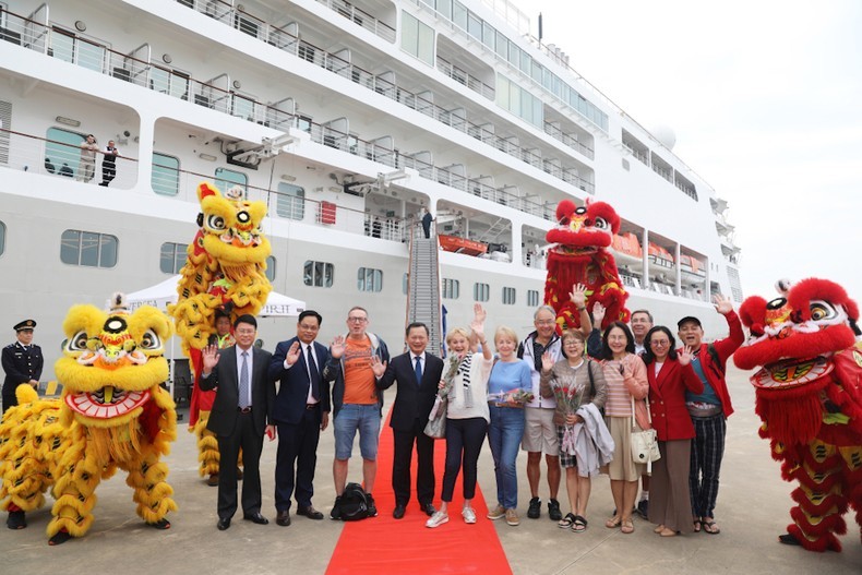 Quảng Ninh đón 500 khách du lịch quốc tế đến bằng đường biển ngay trong ngày 1 Tết Nguyên đán. (Ảnh: QUANG THỌ)