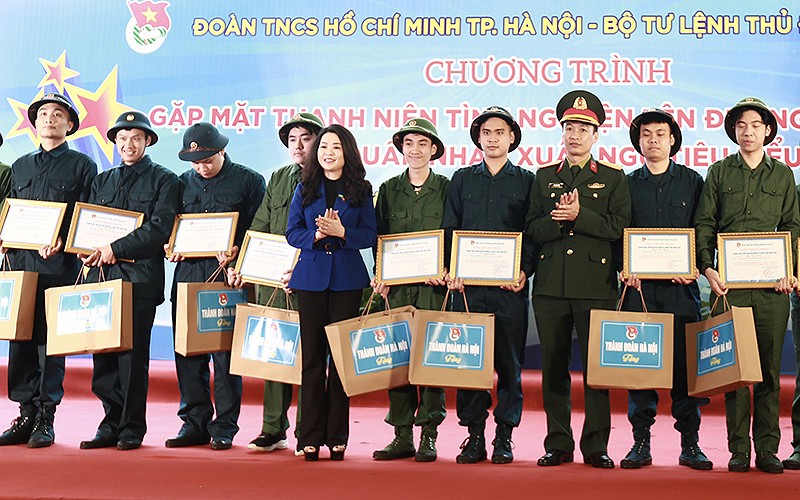 Bí thư Thành đoàn Chu Hồng Minh (thứ 5 từ trái sang) trao giấy chứng nhận, quà tặng các thanh niên tình nguyện nhập ngũ của Thủ đô năm nay.